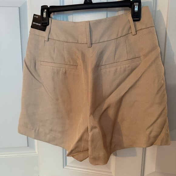 Express - Stylist Super High Waisted Pleated Shorts, size 6 - Picture 3 of 3